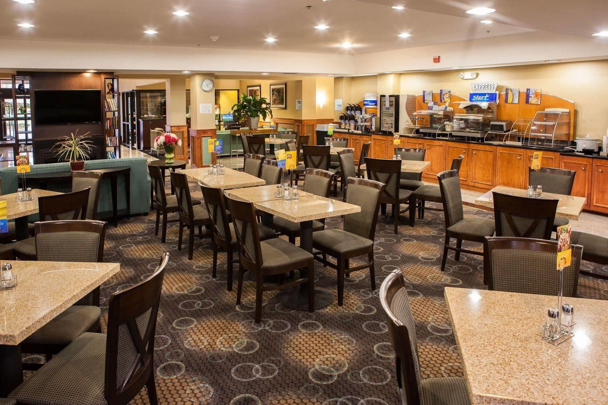 Holiday Inn Express Hotel & Suites Canton By Ihg Exterior photo